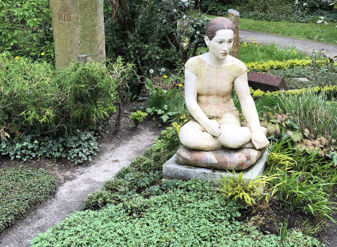 Mona auf Kissen sitzebnd Landschaftspark Leipziger Südfriedhof