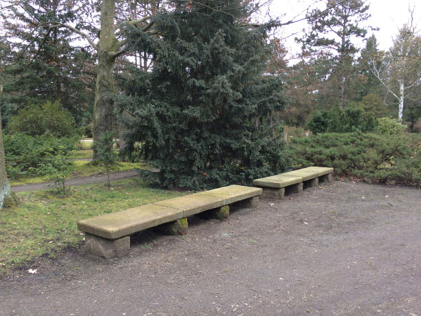 Steinbänke auf dem Leipziger Südfriedhof